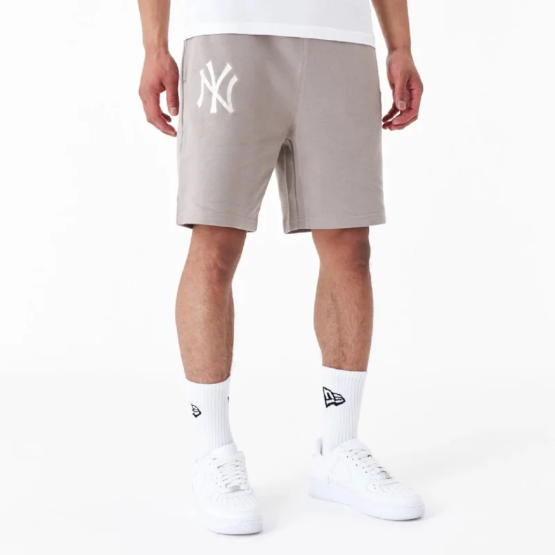 Men's Pants with Side PocketsNew York Yankees League Essential Beige Shorts